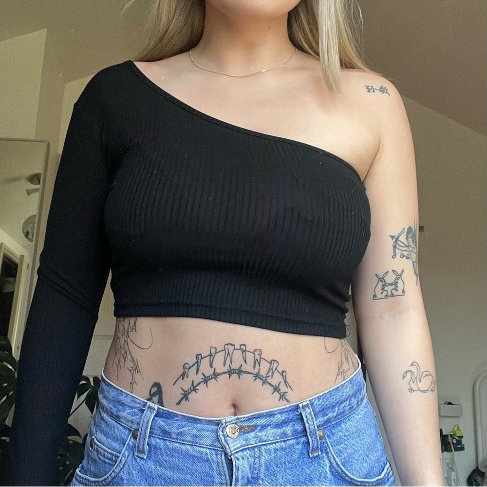 single sleeve crop top